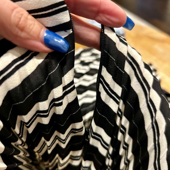 NWT Club Monaco Skirt black & white Annina Pleated Size 00 XS - Picture 6 of 8